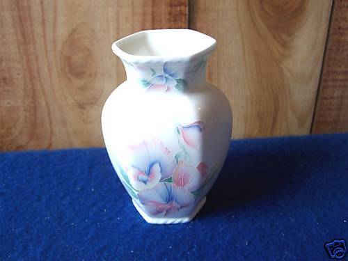 Aynsley Bone China Little Sweetheart Chelford Vase England York 